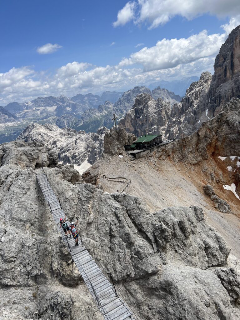 Rifugio Lorenzi ir kabantis tiltas