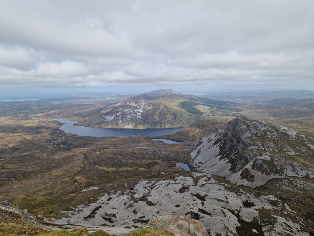 Vaizdai, atsiveriantus nuo Errigal kalno viršūnės Airijoje