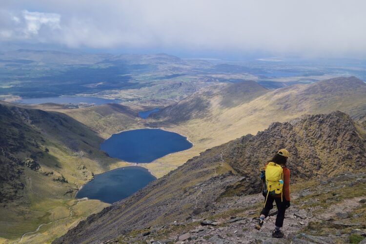 Vyras ant aukščiausio Airijos kalno Karauntuhilo