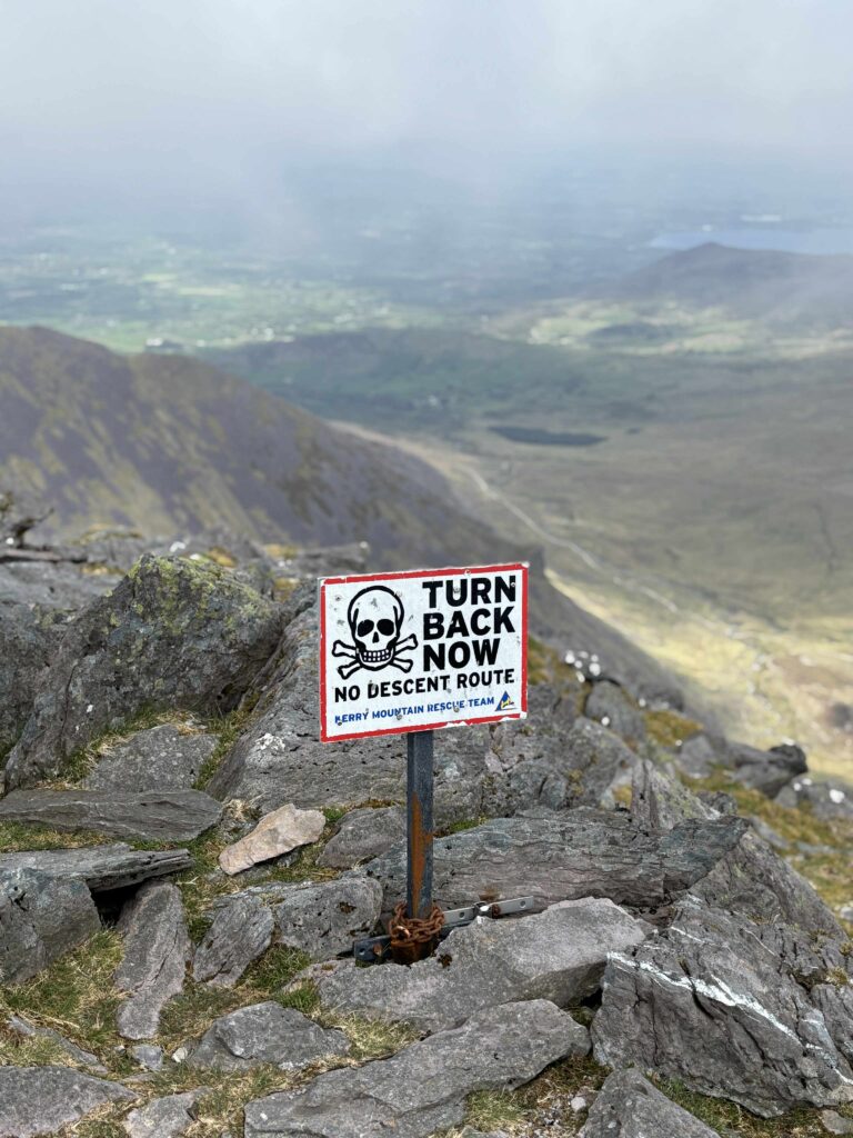 Ženklas įspėjantis apie pavojų ant aukščiausios Airijos viršūnės Karauntuhilo