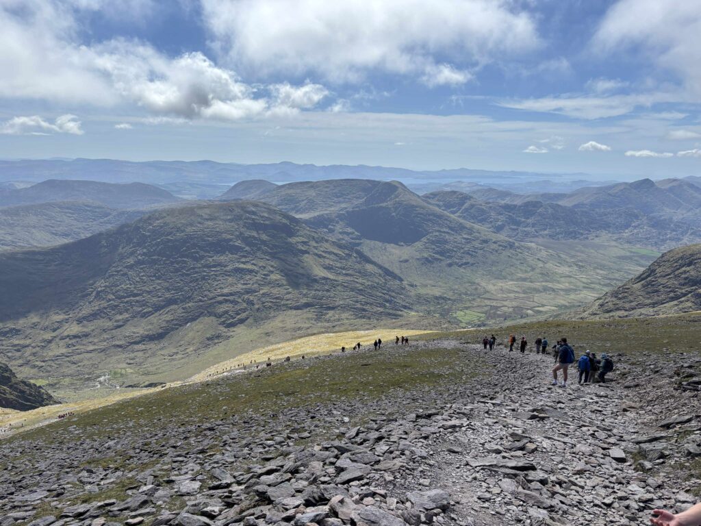 Platus ir pilnas žmonių takas, vedantis į aukščiausią Airijos viršūnę Karauntuhilą 