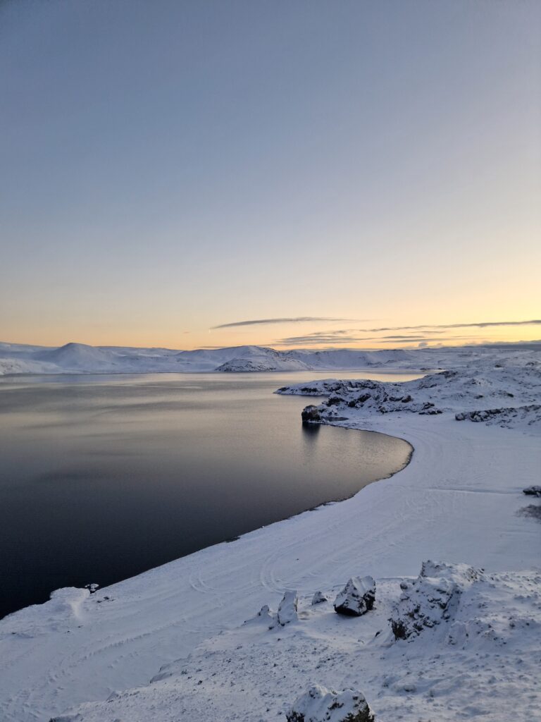 Kelionė į Islandiją žiemą apdovanojo įspūdingais saulėlydžiais
